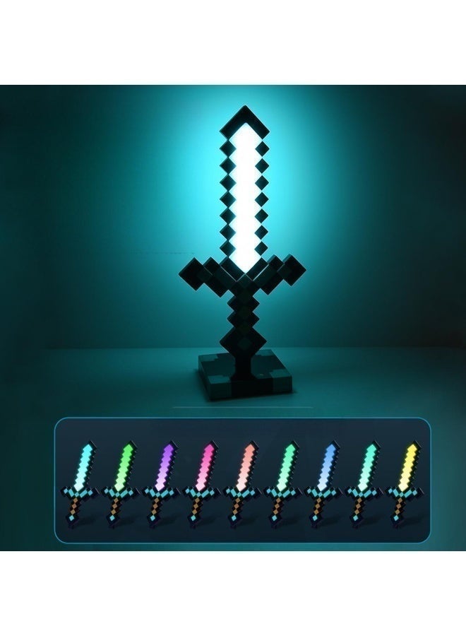 كيلا مصباح مكتب USB من Minecraft Diamond Sword مقاس 38.5 سم مزود بإضاءة ليلية LED - لعبة إضاءة بجانب السرير مزخرفة وممتعة وآمنة ورائعة للأطفال والأولاد والمراهقين والبالغين واللاعبين - مثالية لغرف نوم العائلة أو غرف المعيشة أو المكاتب - Image 3