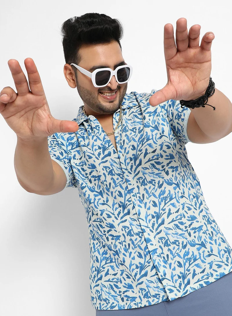 انستافاب بلس قميص رجالي أزرق بنقوش أوراق شجر بقصة مريحة
