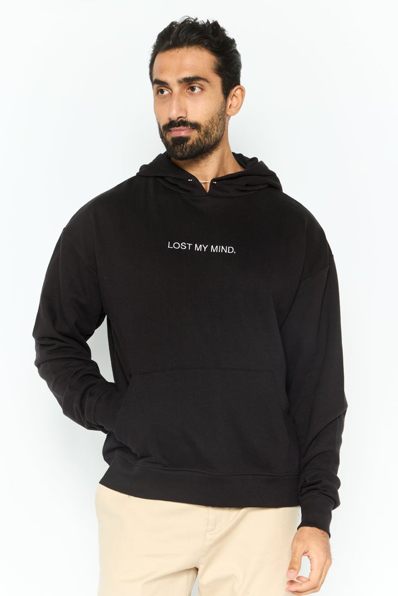 Night Addict سويت شيرت بقلنسوة مزخرف بأكمام طويلة للرجال، أسود - Image 1