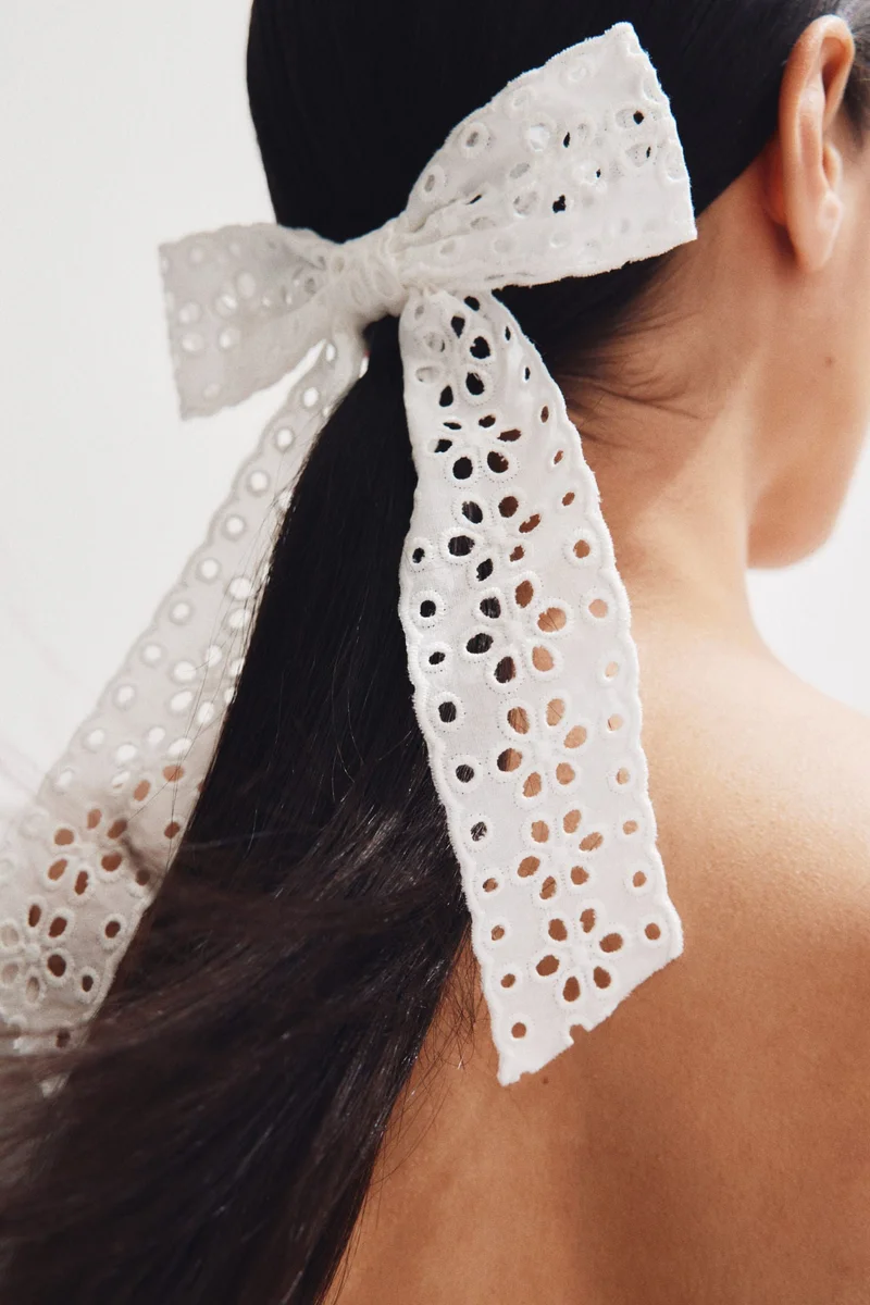 اتش اند ام مشبك شعر على شكل فيونكة بتطريز بنمط إنجليزي