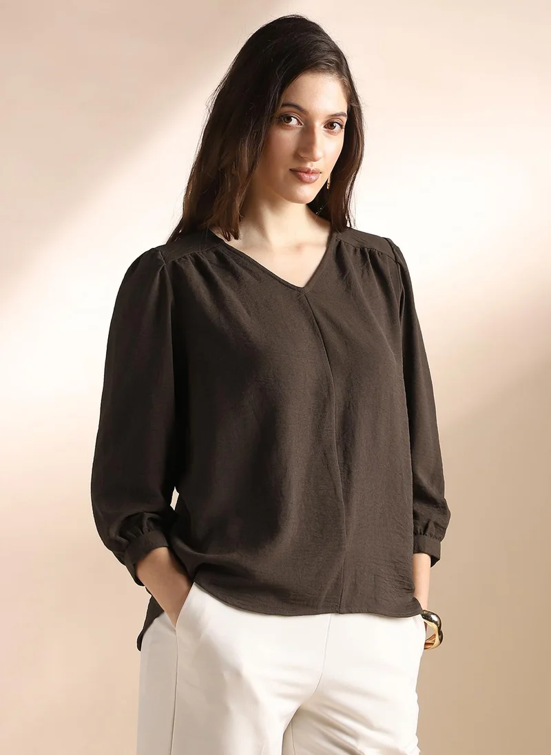 جلو باص بلوزة نسائية بنية بتصميم ذاتي وياقة على شكل حرف  وتفاصيل مجمعة للعمل