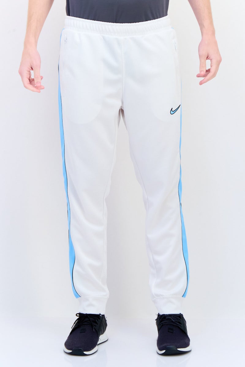 Nike سروال رياضي خارجي للرجال بتصميم قياسي مع شعار مطرز، أبيض - Image 1