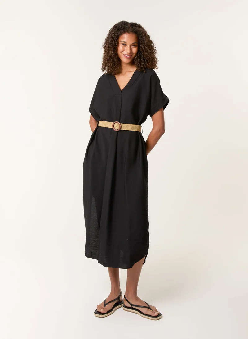 بلو فانيلا فستان بياقة على شكل حرف  مع حزام