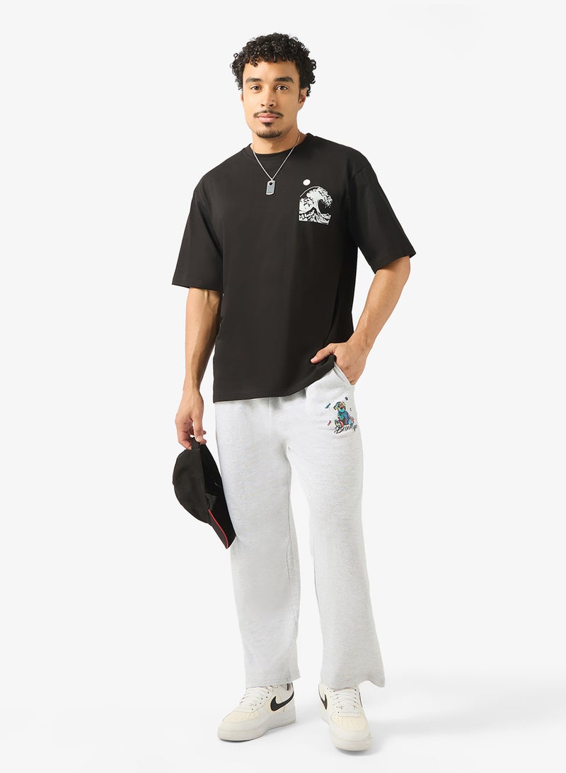 سفنتي فايف بيسيكس بنطلون رياضي فضفاض بتصميم جرافيك - Image 2