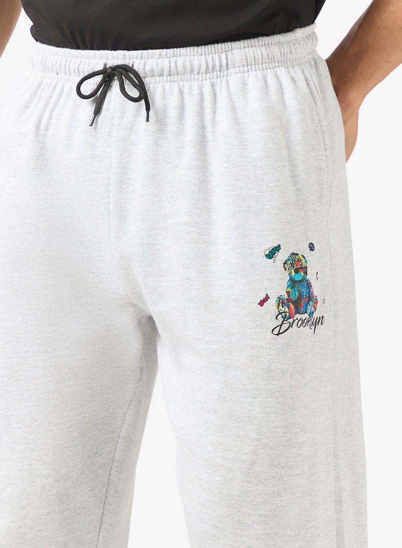 سفنتي فايف بيسيكس بنطلون رياضي فضفاض بتصميم جرافيك - Image 4