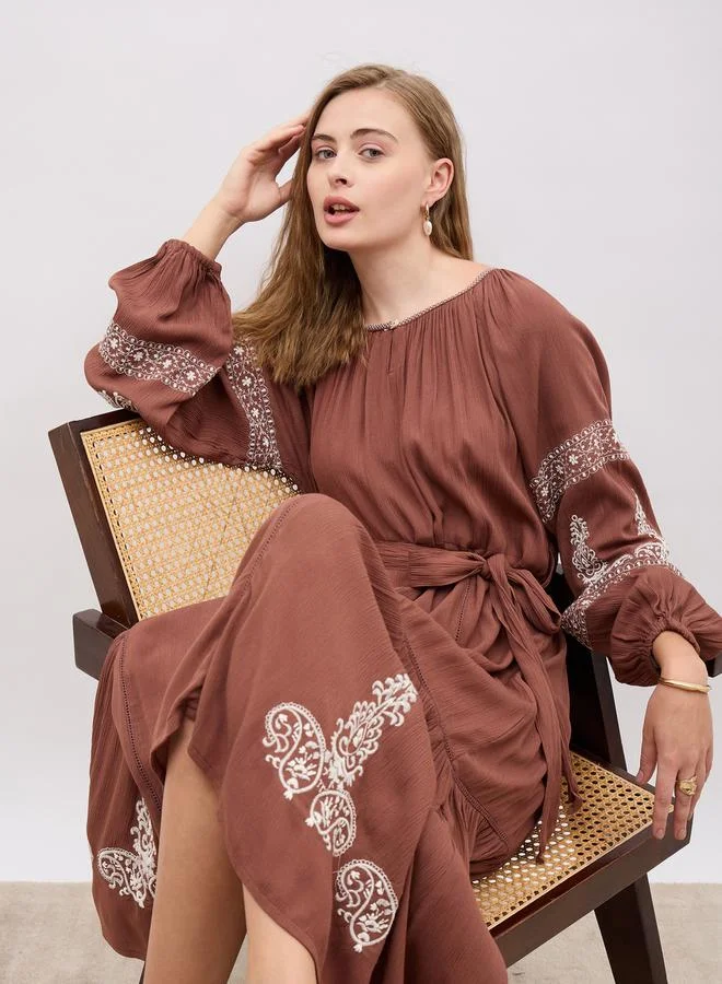 ستايلي فستان ميدي A-Line بأكمام طويلة مطرزة مع تفاصيل ربط