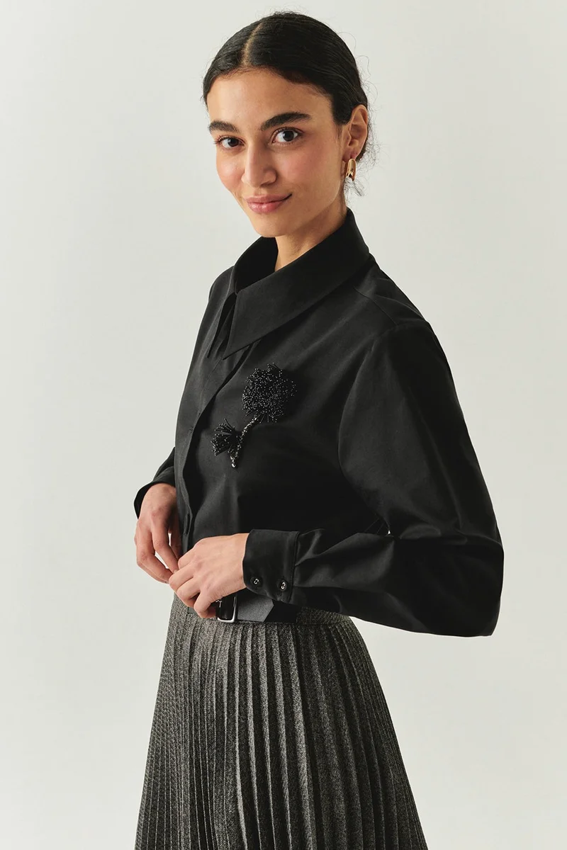 EXQUISE Floral Embroidered Long-Sleeved Regular Black Shirt