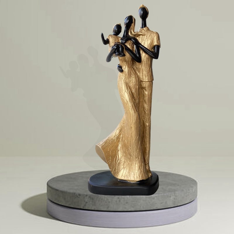 XTORE تمثال زوجين أنيق باللونين الذهبي والأسود من الراتنج مع طفل لتزيين المنزل - عبوة من 1 باللون الأسود والذهبي - Image 1