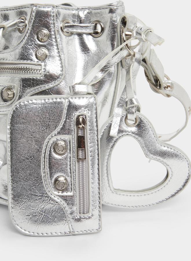 ستايلي حقيبة دلو بسحب أمامي مرصعة بمسامير معدنية - Image 3