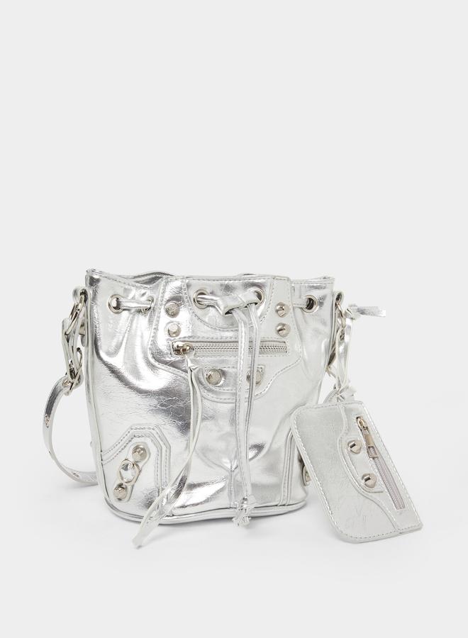 ستايلي حقيبة دلو بسحب أمامي مرصعة بمسامير معدنية - Image 1