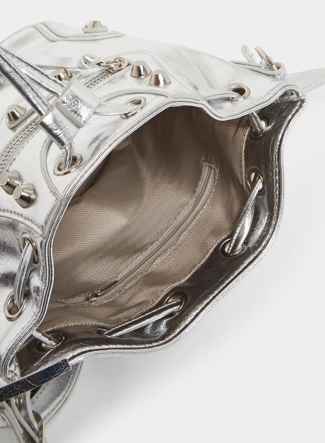 ستايلي حقيبة دلو بسحب أمامي مرصعة بمسامير معدنية - Image 4