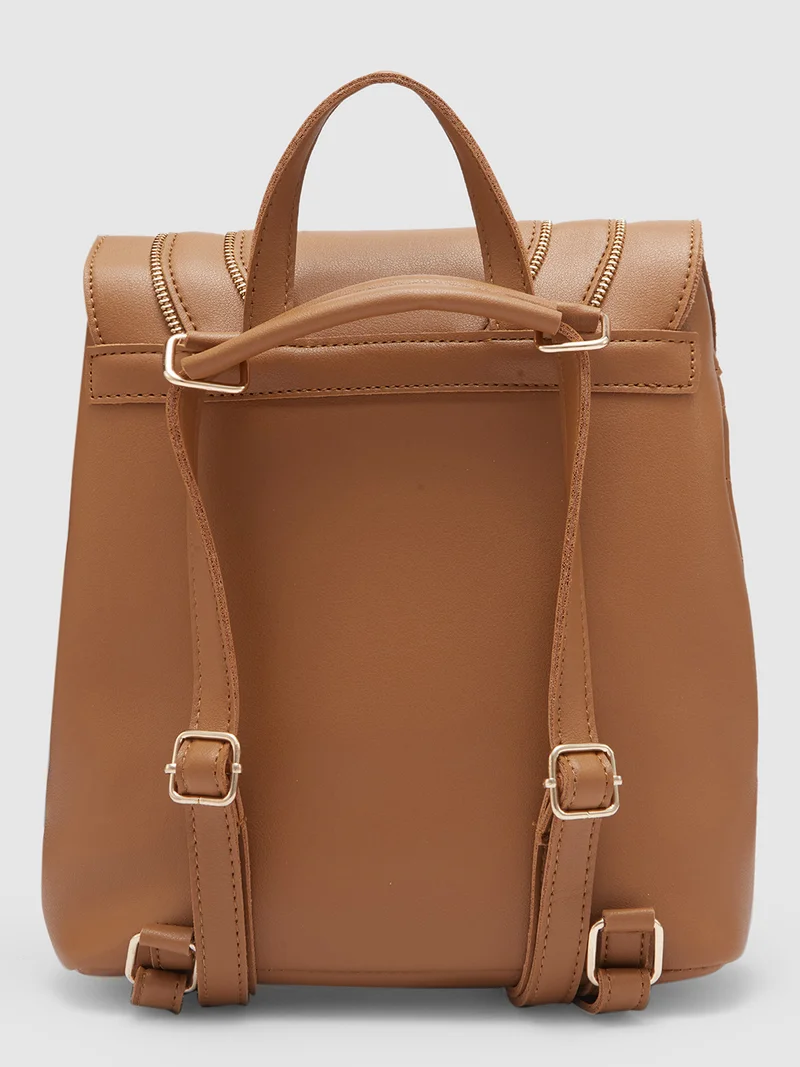 جلو باص حقيبة ظهر نسائية بلون بني سادة من جلوبس