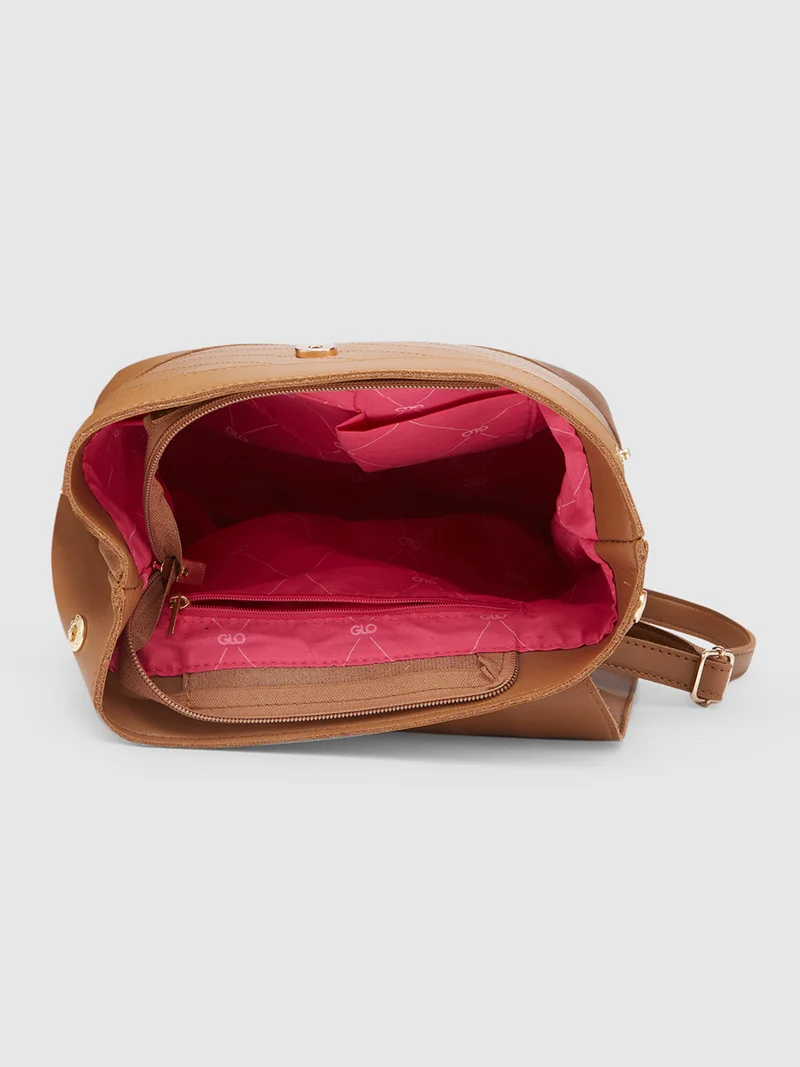 جلو باص حقيبة ظهر نسائية بلون بني سادة من جلوبس