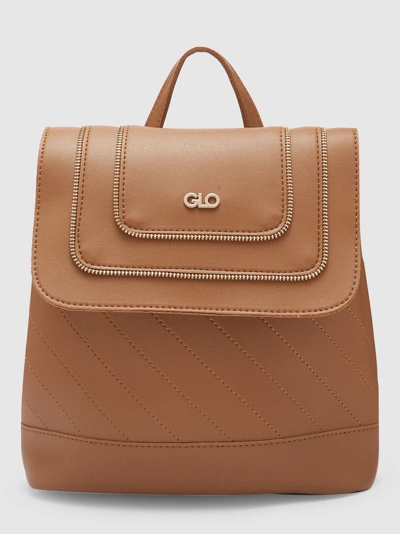 جلو باص حقيبة ظهر نسائية بلون بني سادة من جلوبس