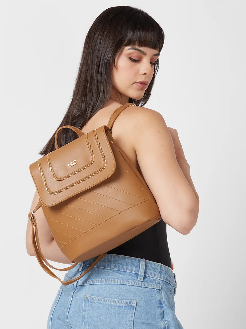 جلو باص حقيبة ظهر نسائية بلون بني سادة من جلوبس