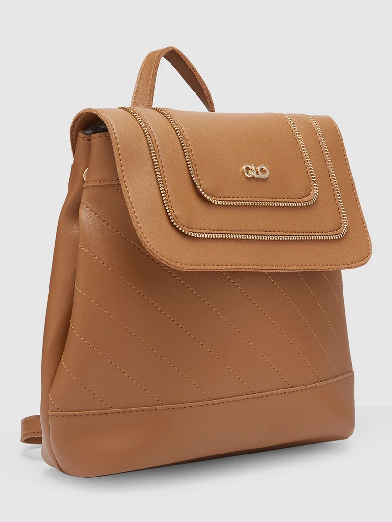 جلو باص حقيبة ظهر نسائية بلون بني سادة من جلوبس