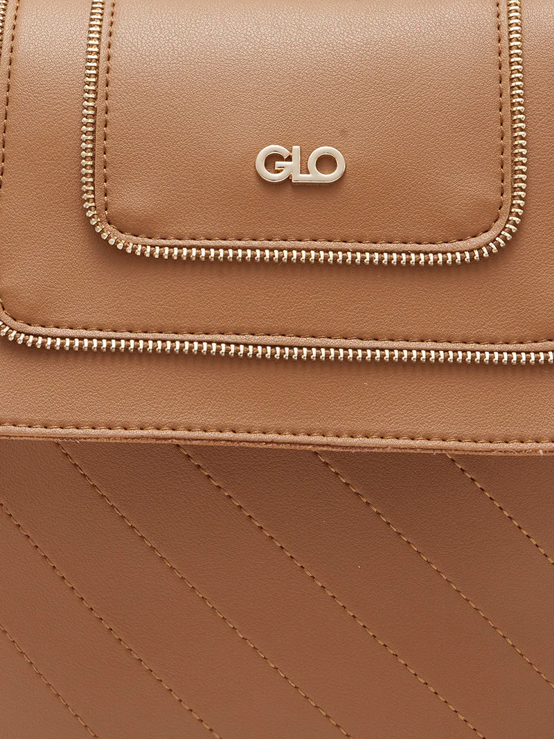 جلو باص حقيبة ظهر نسائية بلون بني سادة من جلوبس