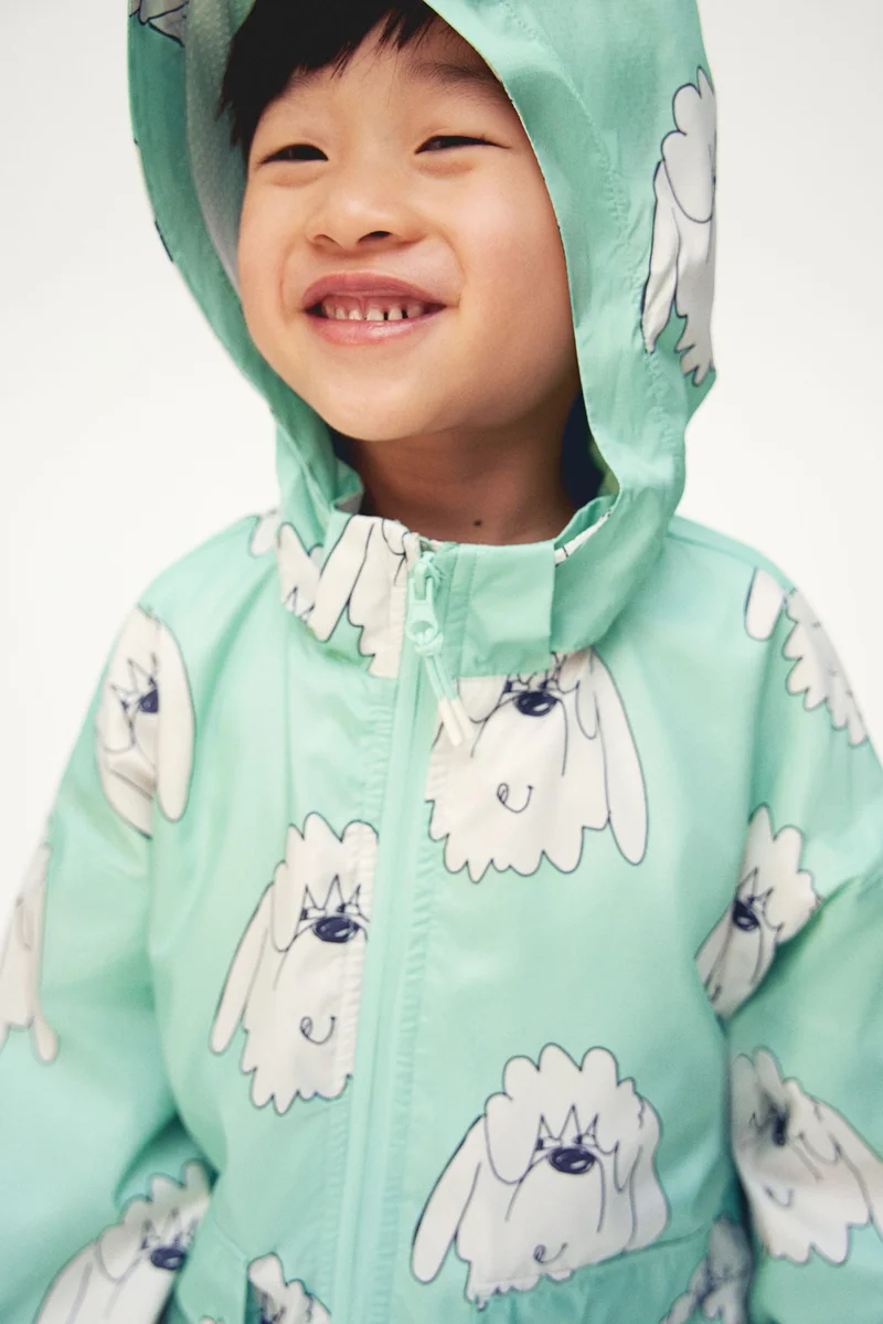 اتش اند ام جاكيت للحماية من الرياح مزين بطبعة