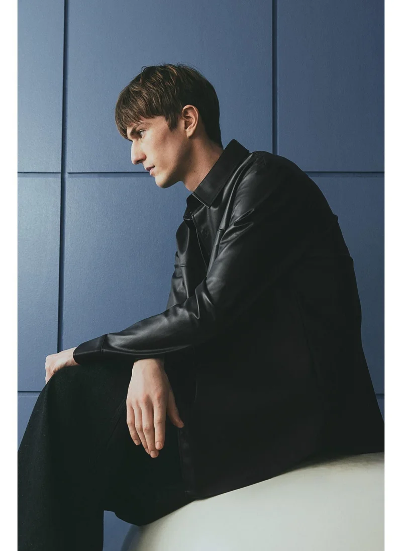 اتش اند ام قميص بطلاء بمقاس عادي