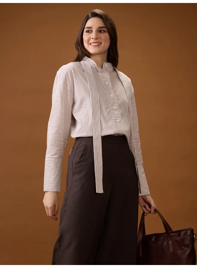 جلو باص قميص نسائي مخطط بياقة ماندرين وأكمام مكشكشة وتفاصيل ربطة وحافة غير متساوية من جلوبس