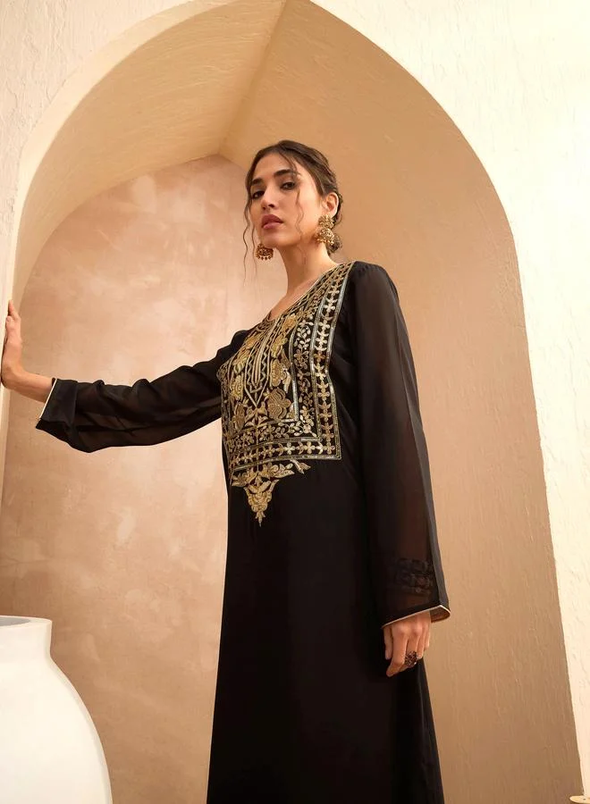 ساسافراس عباية ساسافراس نسائية سوداء مزينة بياقة مستديرة