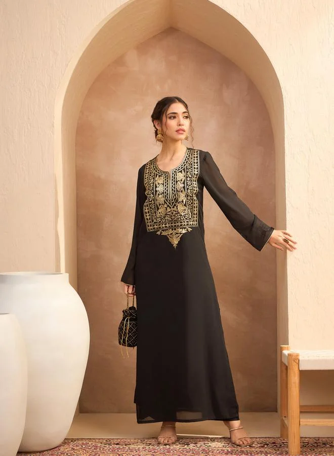 ساسافراس عباية ساسافراس نسائية سوداء مزينة بياقة مستديرة