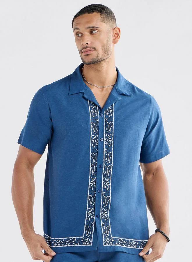 سبلاش فيڤ قميص مطرز بقصة عادية وياقة كامب وأكمام قصيرة