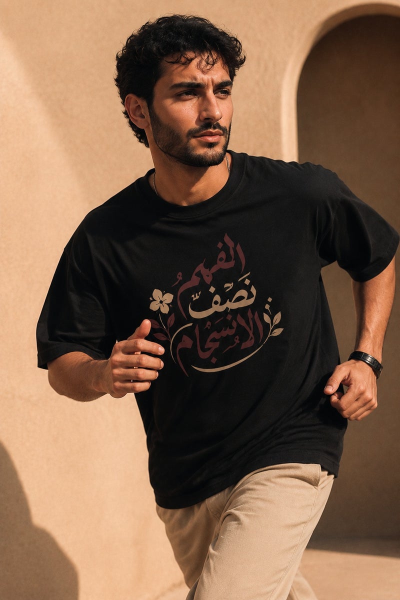 تي شيرت رجالي أسود بطبعة خط عربي أنيقة تصميم كاجوال عصري بأكمام قصيرة وياقة دائرية - Image 3