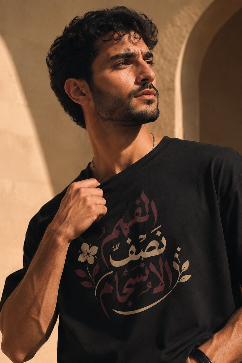 تي شيرت رجالي أسود بطبعة خط عربي أنيقة تصميم كاجوال عصري بأكمام قصيرة وياقة دائرية - Image 5