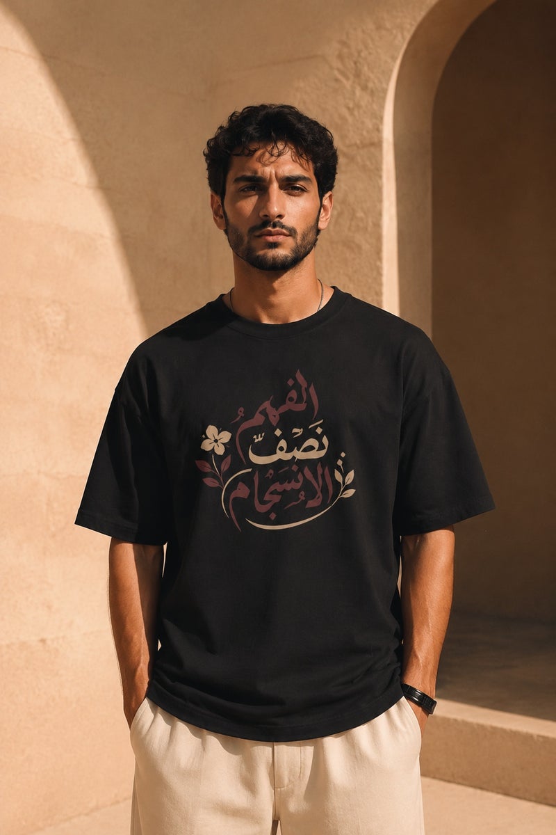 تي شيرت رجالي أسود بطبعة خط عربي أنيقة تصميم كاجوال عصري بأكمام قصيرة وياقة دائرية - Image 2