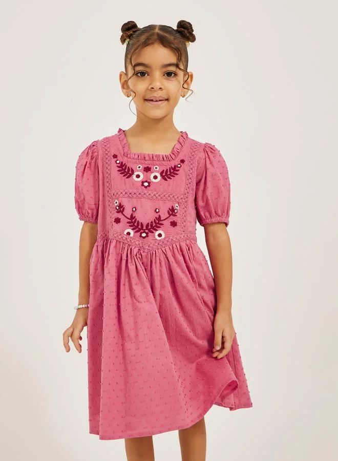 ستايلي فستان بتفاصيل مُطرزة وياقة مربعة مع أكمام منفوخة