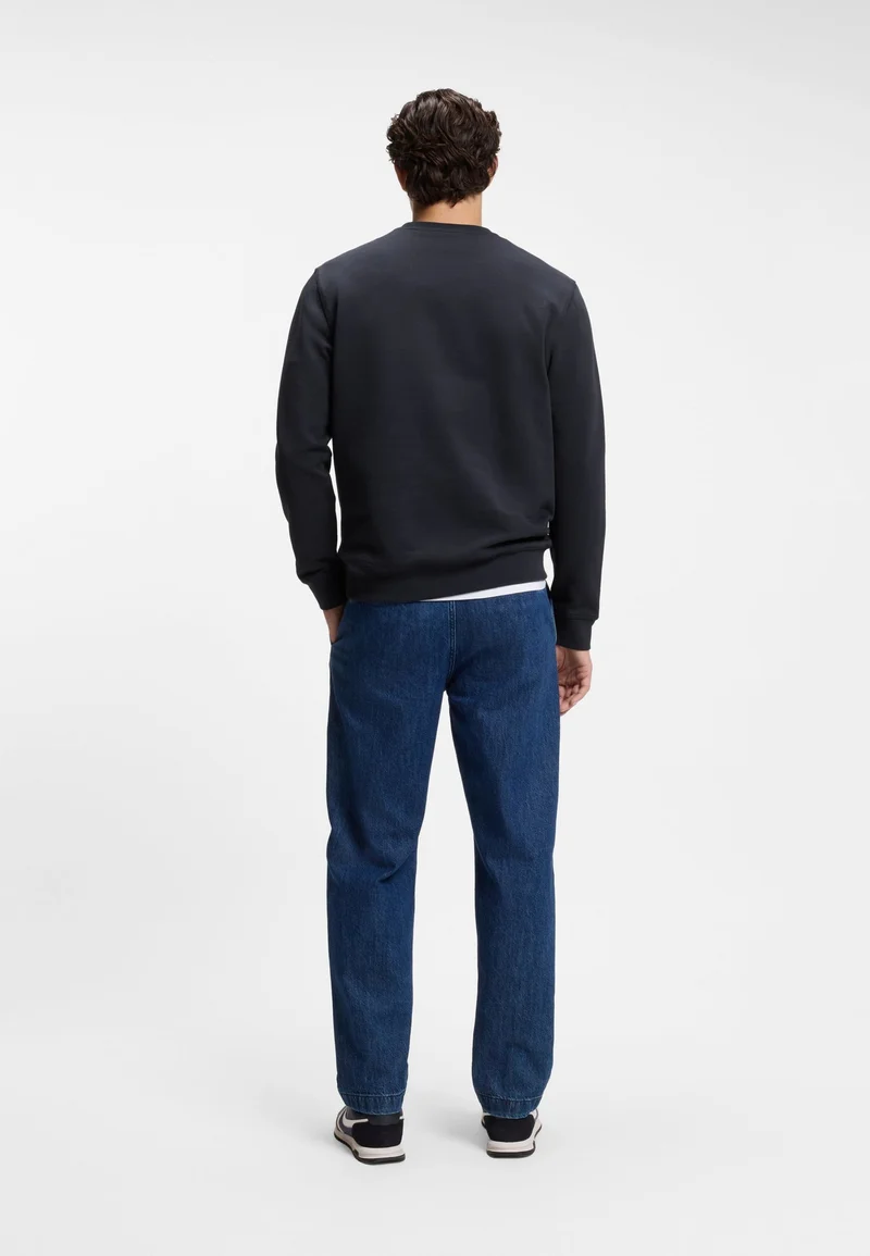 بوس سويت شيرت قطن تيري بقصة مريحة مع رقعة شعار