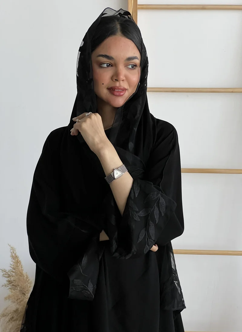 عبايات لوسين عباية كريب ملكي بتطريز أسود على التل