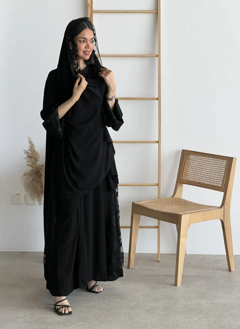 عبايات لوسين عباية كريب ملكي بتطريز أسود على التل