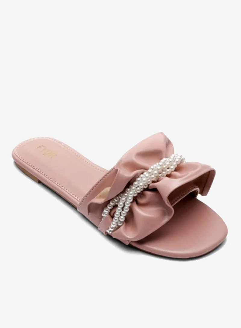 فايور صندل نسائي مزين باللؤلؤ بتفاصيل مكشكشة