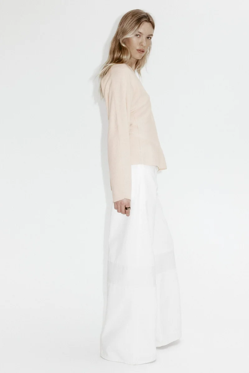 اتش اند ام بلوزة محبوكة بياقة على شكل V