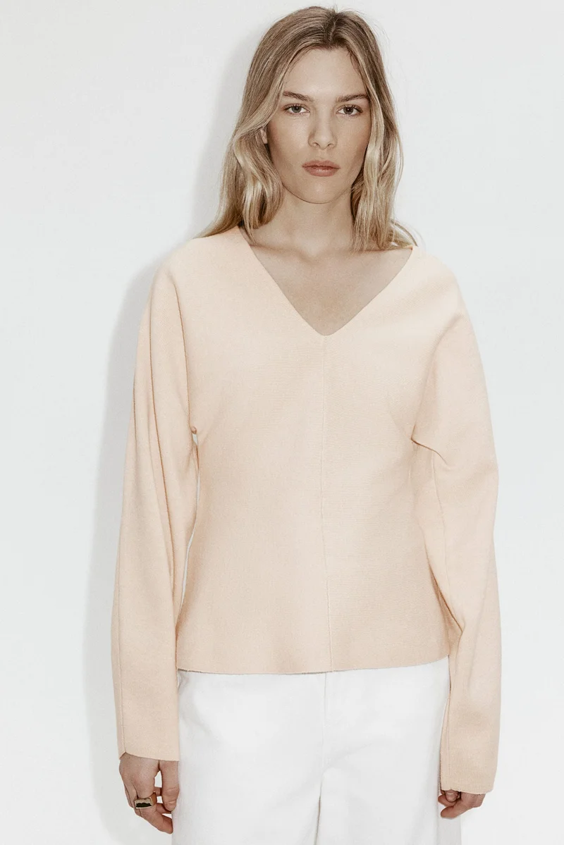 اتش اند ام بلوزة محبوكة بياقة على شكل V