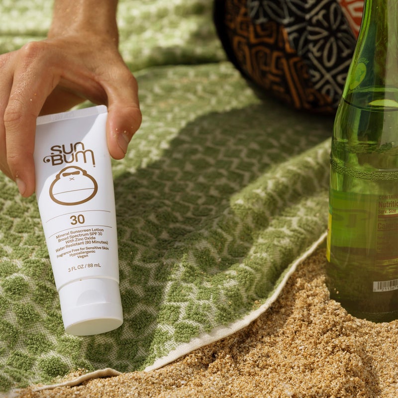 Sun Bum لوشن واقي شمس معدني من صن بوم SPF 30 - واقي شمس مرطب للوجه واسع الطيف مع فيتامين E - نباتي ومتوافق مع قانون هاواي 104 (بدون أوكتينوكسات وأوكسي بنزون) - حجم سفر - 3 أونصات - Image 3