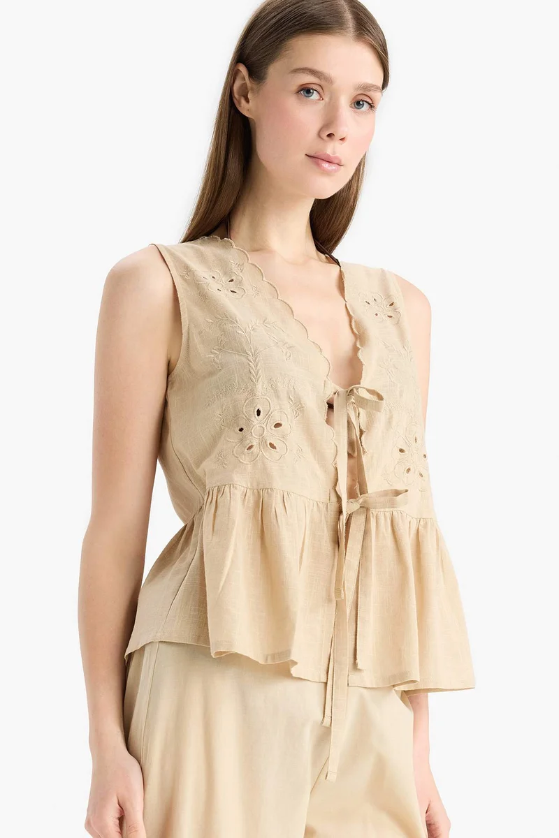 ديفاكتو Fall in Love Regular Fit Embroidered Tie Front Beach Top
