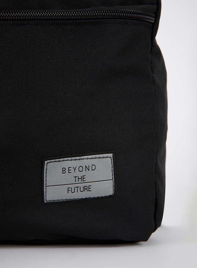 ديفاكتو شنطة ظهر مزينة بشارة مع جيب بسحَّاب غلق - Image 3