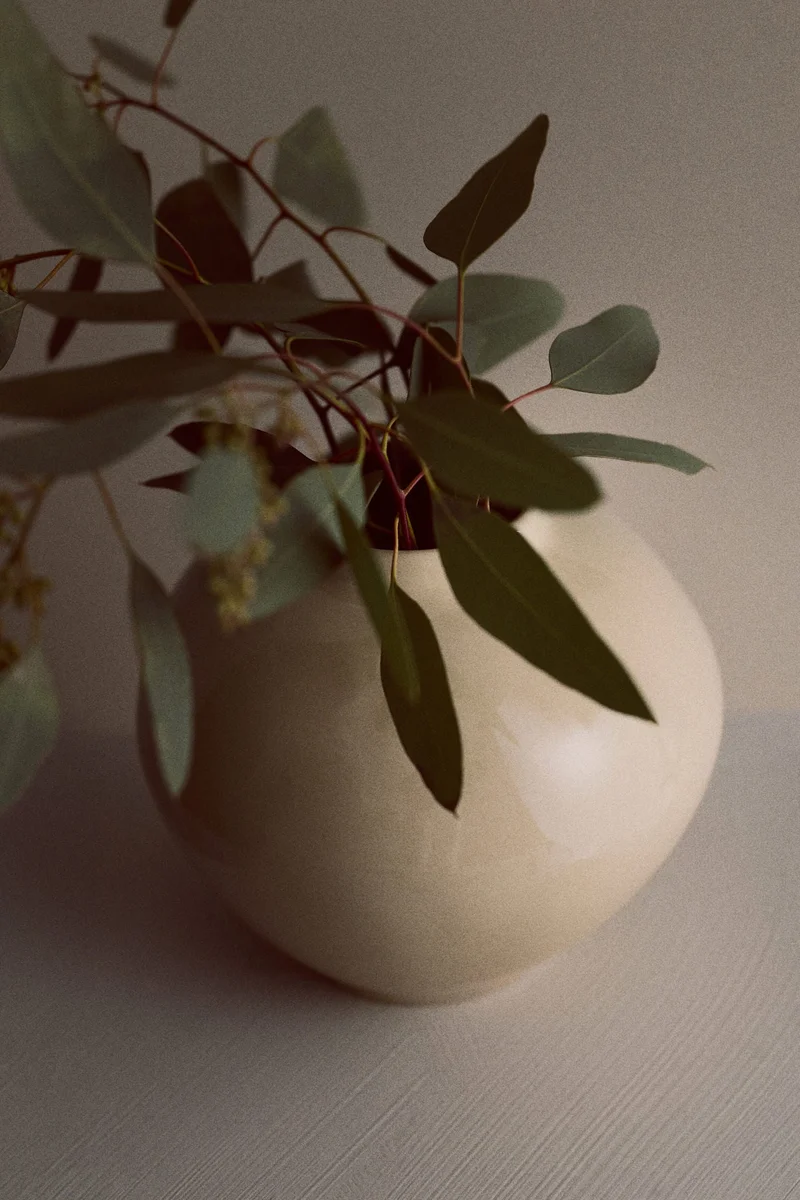 اتش اند ام مزهرية من الفخار بتصميم غير متماثل