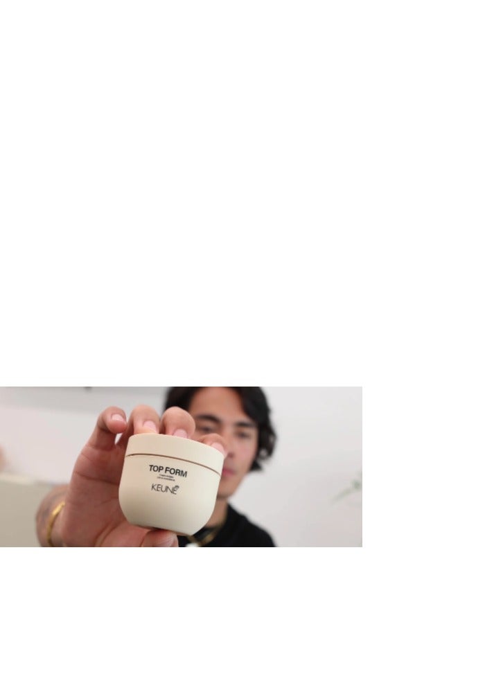 كين استمتعي بتصفيف الشعر من الدرجة الأولى مع Top Form، وهو كريم شمع قابل لإعادة التصفيف يوفر ثباتًا وملمسًا مرنًا، ومدعم بالبانثينول للتغذية والجلسرين للترطيب.  مثالي لتصفيفات الشعر القصيرة ومناسب لجميع أنواع الشعر، فهو يوفر لمسة ناعمة فاخرة ولمعانًا طبيعيًا مشعًا مع السماح بإعادة تشكيل الشعر بسهولة طوال اليوم.  يحتوي على عطر Cardamon Spell الجذاب، فهو يحدد الشعر بثبات وملمس مرن، مما يجعل من السهل إعادة تصفيفه ويوفر تغذية إضافية للحصول على مظهر طبيعي ومحكم.  Top Form هو بديل لـ؛ شمع التشكيل، كريم إعادة التصفيف، شمع الألياف. - Image 5