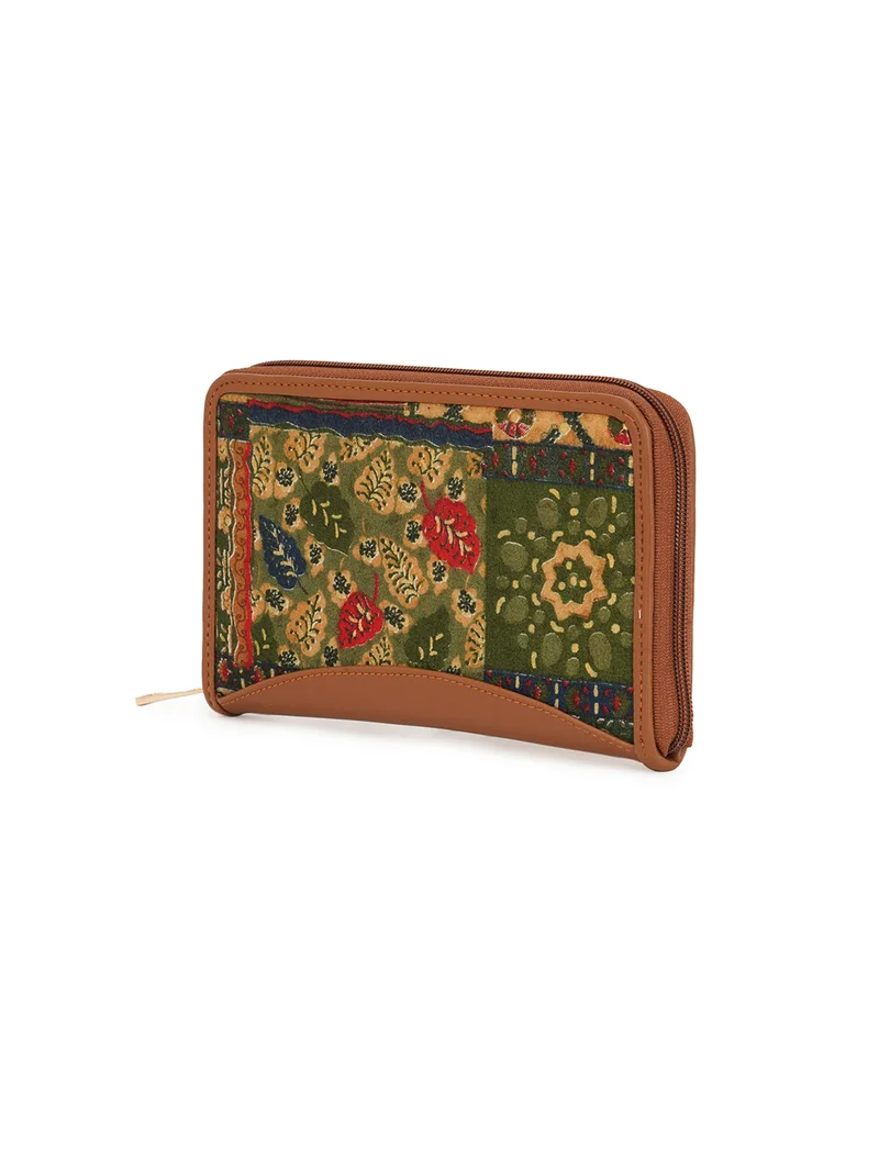 جلو باص محفظة نسائية جلد نباتي بني بتصميم منسوج وطبعة زهور بسحاب حولها وجيب عملات بسحاب