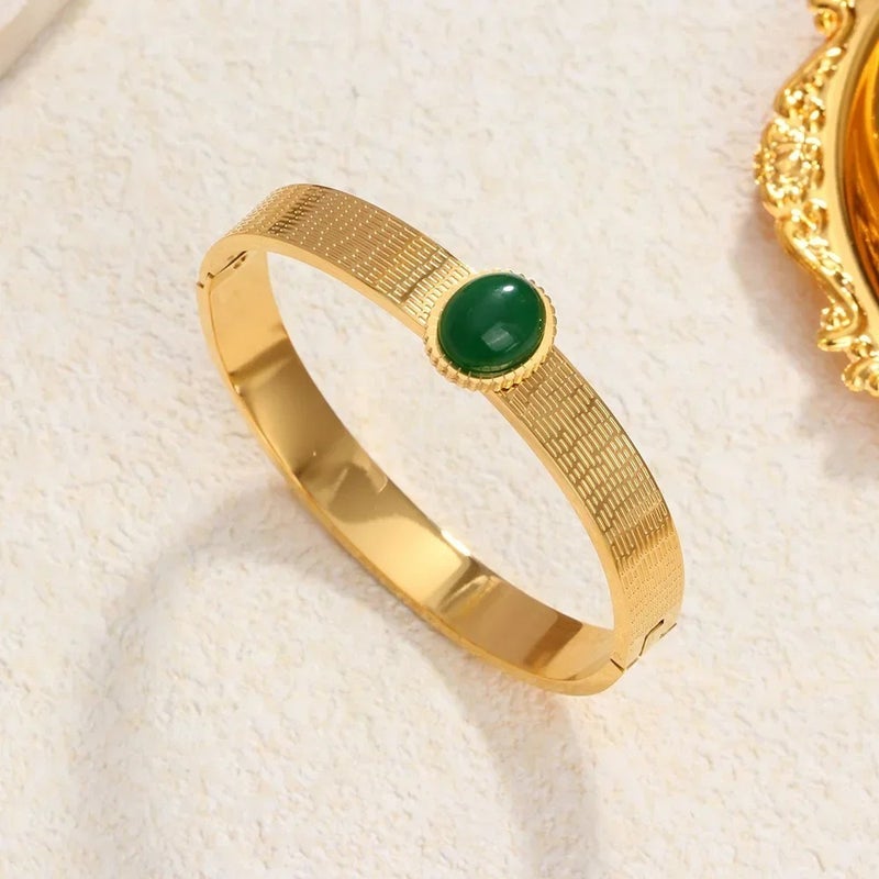 أسورة أستانليس ستيل ذهبي مرصعة بحجر أخضر - Image 1