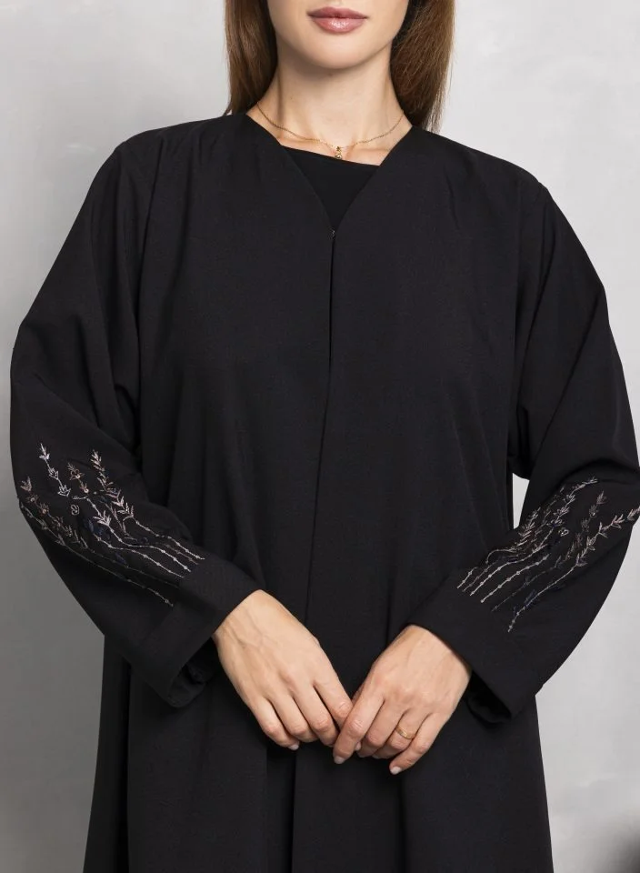 نيكياس فوهة قماشية بتطريز يدوي على الأكمام