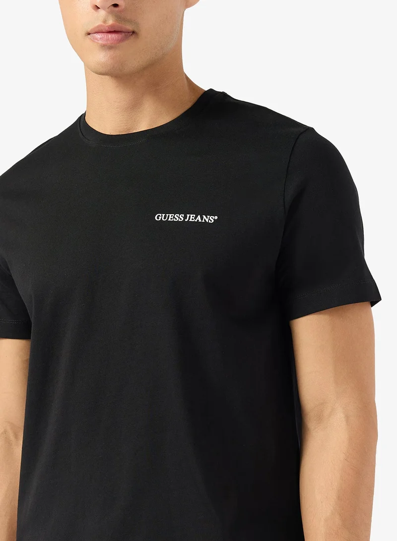 جس تيشيرت بأكمام قصيرة وياقة دائرية وطبعة شعار