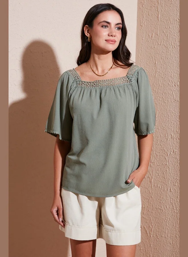 ليلا بلوزة ليلى دانتيل بقصة عادية وياقة مربعة للنساء