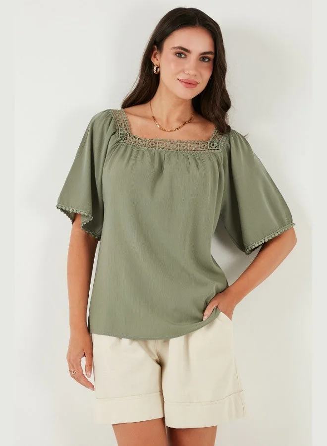 ليلا بلوزة ليلى دانتيل بقصة عادية وياقة مربعة للنساء