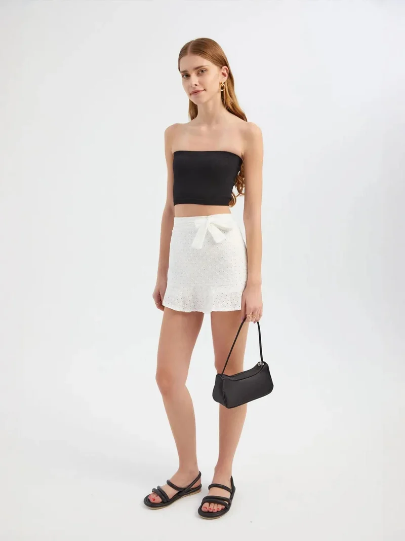 زوبعة تنورة قصيرة مطرزة بخصر عالٍ مع حزام