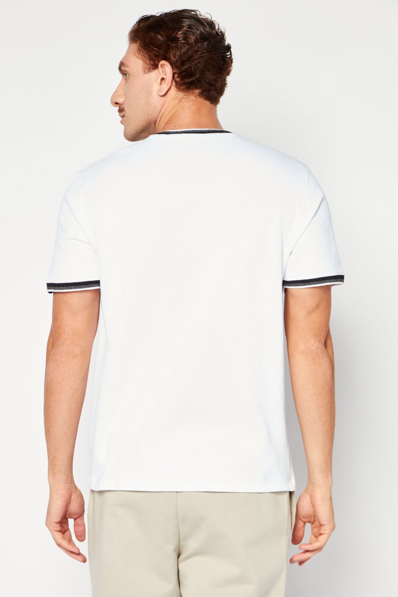 DKNY تي شيرت رجالي منقوش بأكمام قصيرة ورقبة هنلي، أبيض - Image 4